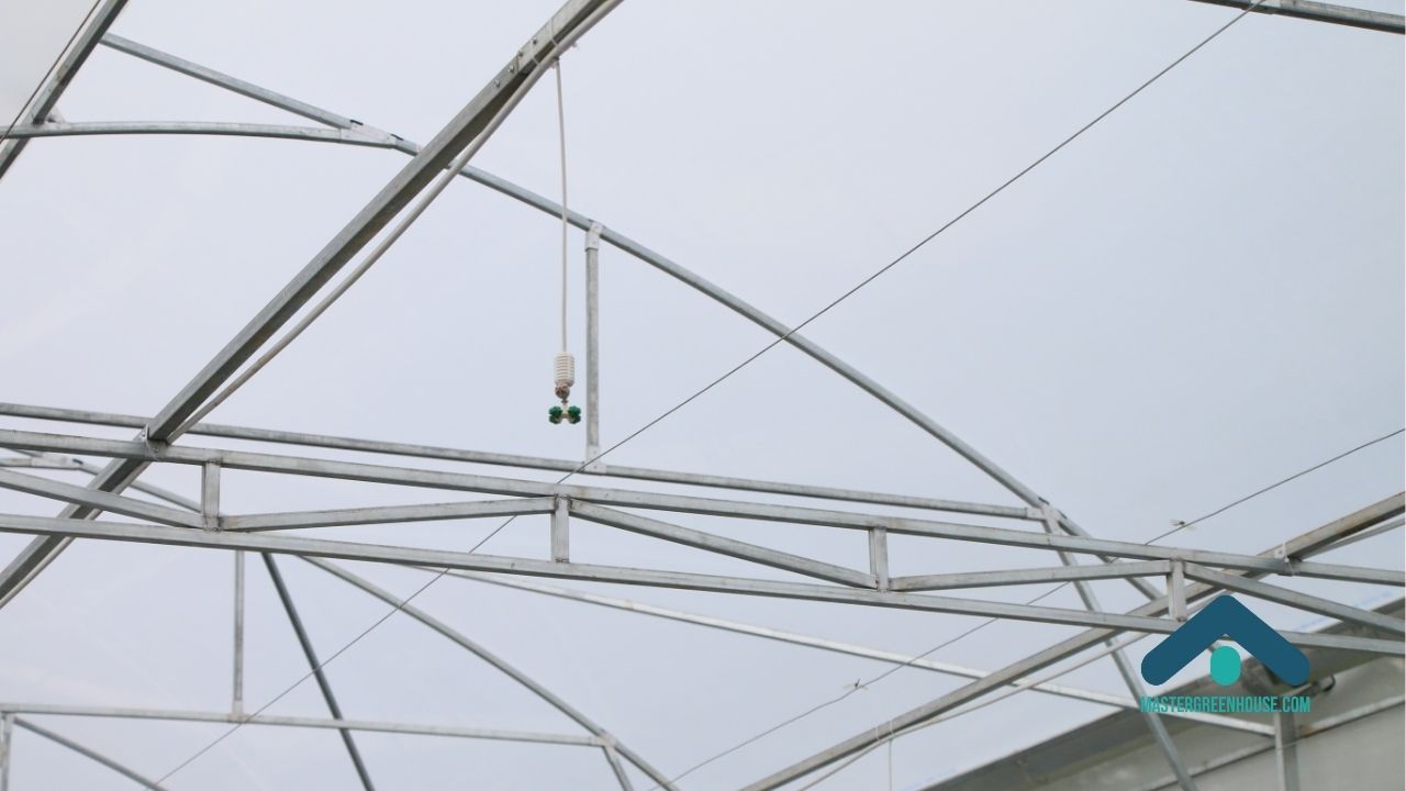 Biaya bangun greenhouse produksi yang mencakup struktur dan sistem operasional