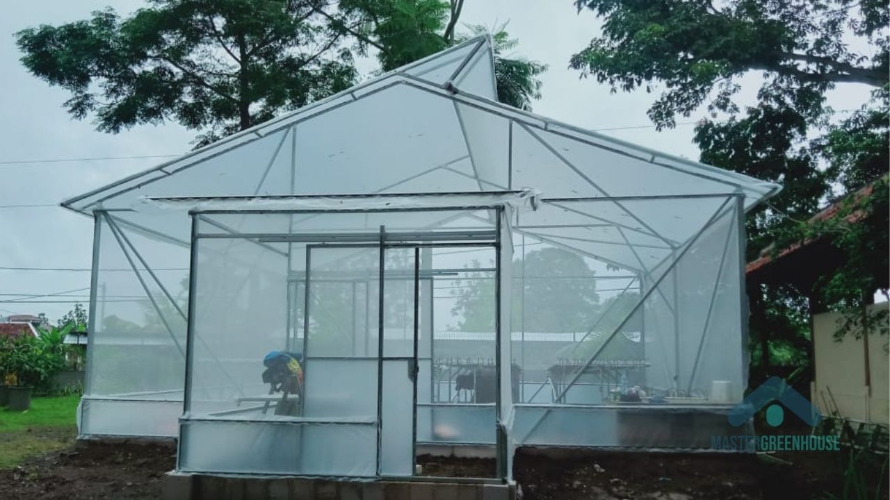 Perbedaan kebutuhan greenhouse edukasi dan greenhouse produksi dari sisi sistem dan operasional